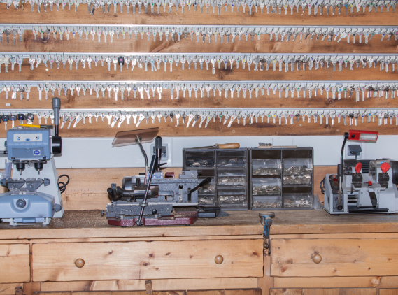 Große Auswahl verschiedener Schlüssel und Schlüsselrohlinge